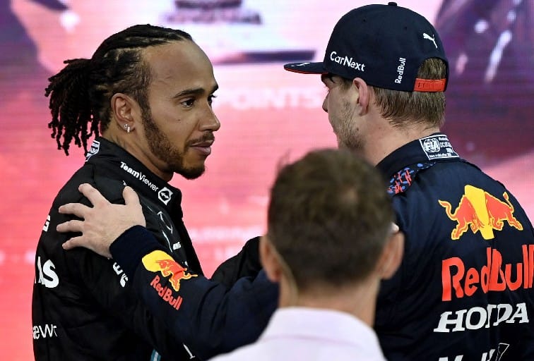 Max Verstappen voitti mestaruuden, joka oli pitkään Lewis Hamiltonin hyppysissä.