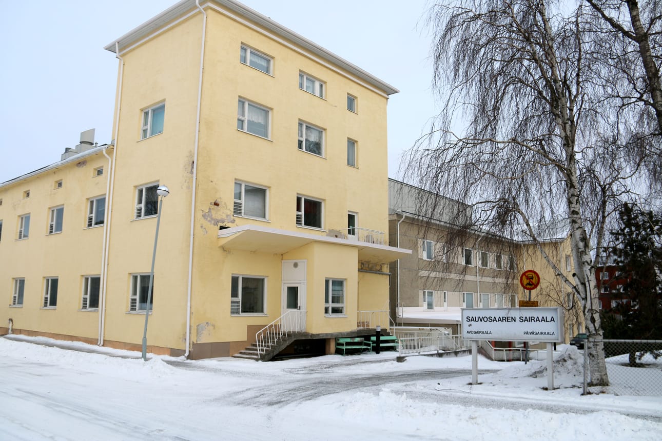 Sauvosaaren sairaalan kivirakenteinen vanhin osa on valmistunut vuonna 1946. Torniosassa on ollut asunto. Sairaalan laajennusosat on tehty vuosina 1982 ja 1999.