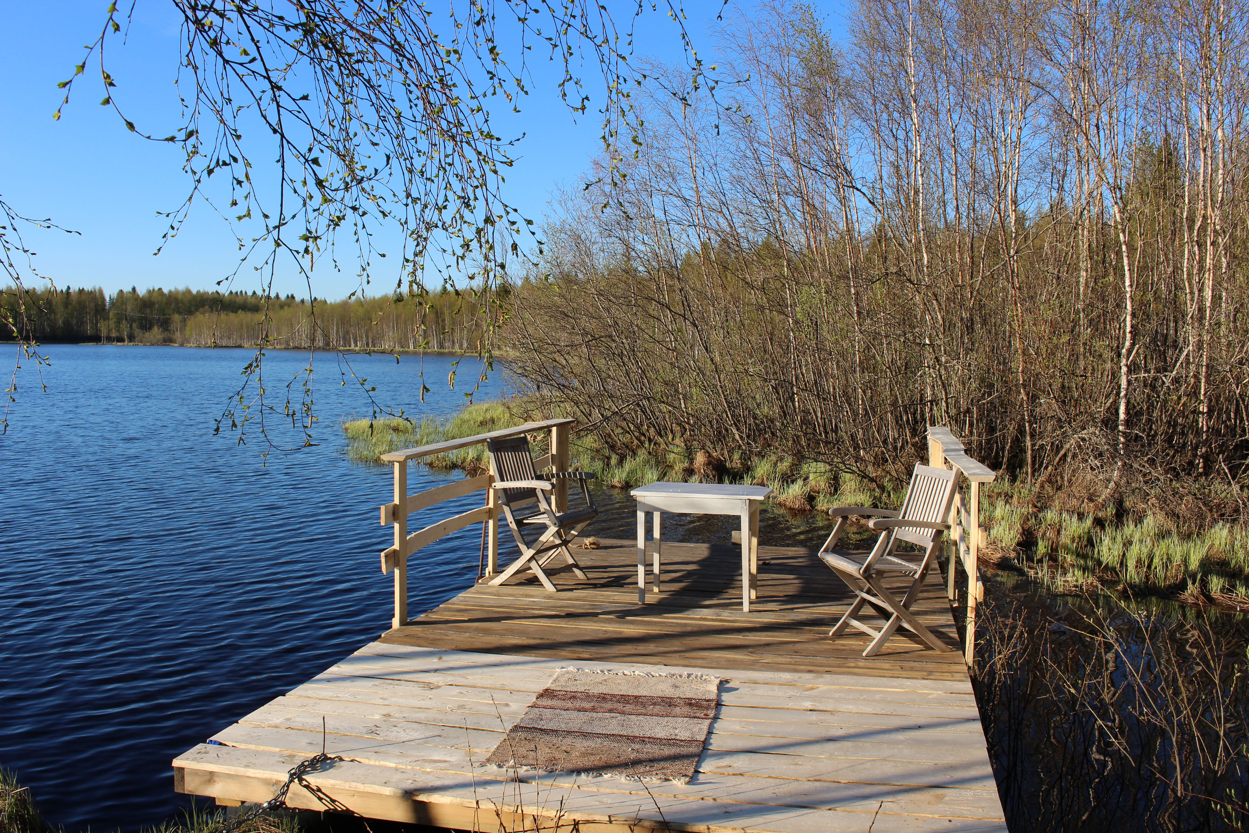 Kotasaareen ryhmät kuljetetaa lautalla.