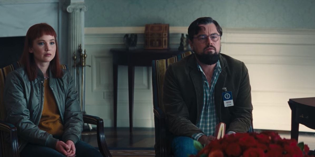 Jennifer Lawrence ja Leonardo DiCaprio esittävät ahdistuneita tähtitieteilijöitä uudessa elokuvassa Don’t Look Up, jossa maapalloon on iskeytymässä komeetta.