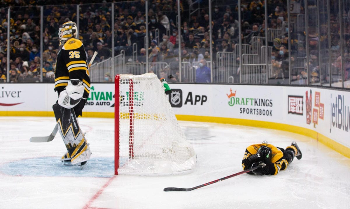Boston Bruinsin suomalaispakki Urho Vaakanainen loukkaantui kotijäällä toisessa erässä ja jätti pelin. LEHTIKUVA / Getty Images / AFP