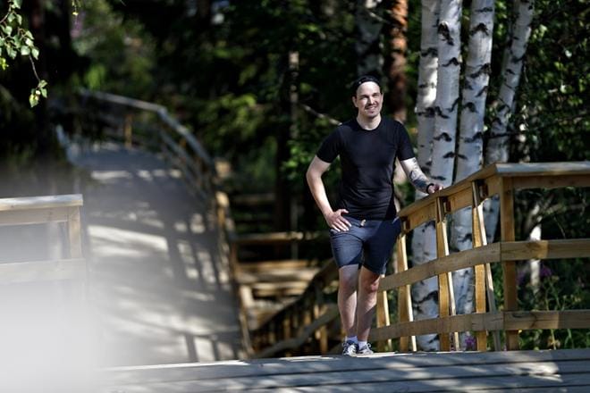 Koulutettu personal trainer ja hieroja Sami Koivuniemi kehottaa helteellä treenatessa nauttimaan veden lisäksi myös esimerkiksi urheilujuomia. KUVA: TOMI KOSONEN
