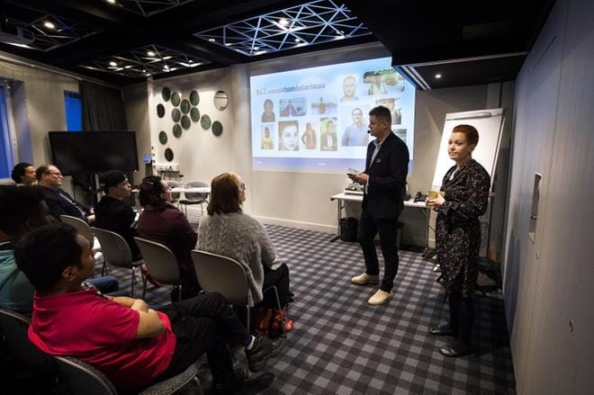 Jani Vaajala ja Mari Karjanlahti kertoivat keskiviikkona Vaasassa maahanmuuttajanuorten työllistymisestä Vaasassa ja Kokkolassa.