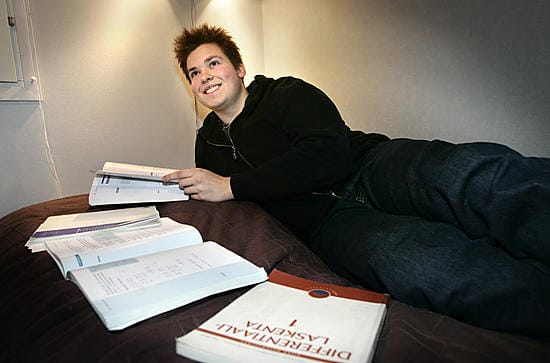 Markus Käyrä lukee matematiikan kurssikirjoja mieluiten omalla sängyllään makaillen. Lukuloma alkaa ensi viikolla.