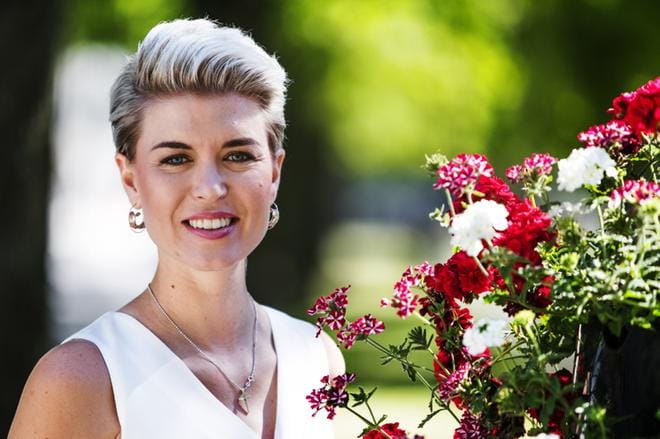 Kansanedustaja Susanna Koski (kok.) kertoo nauttivansa kesän tuoksuista. Kuva: Outi Neuvonen