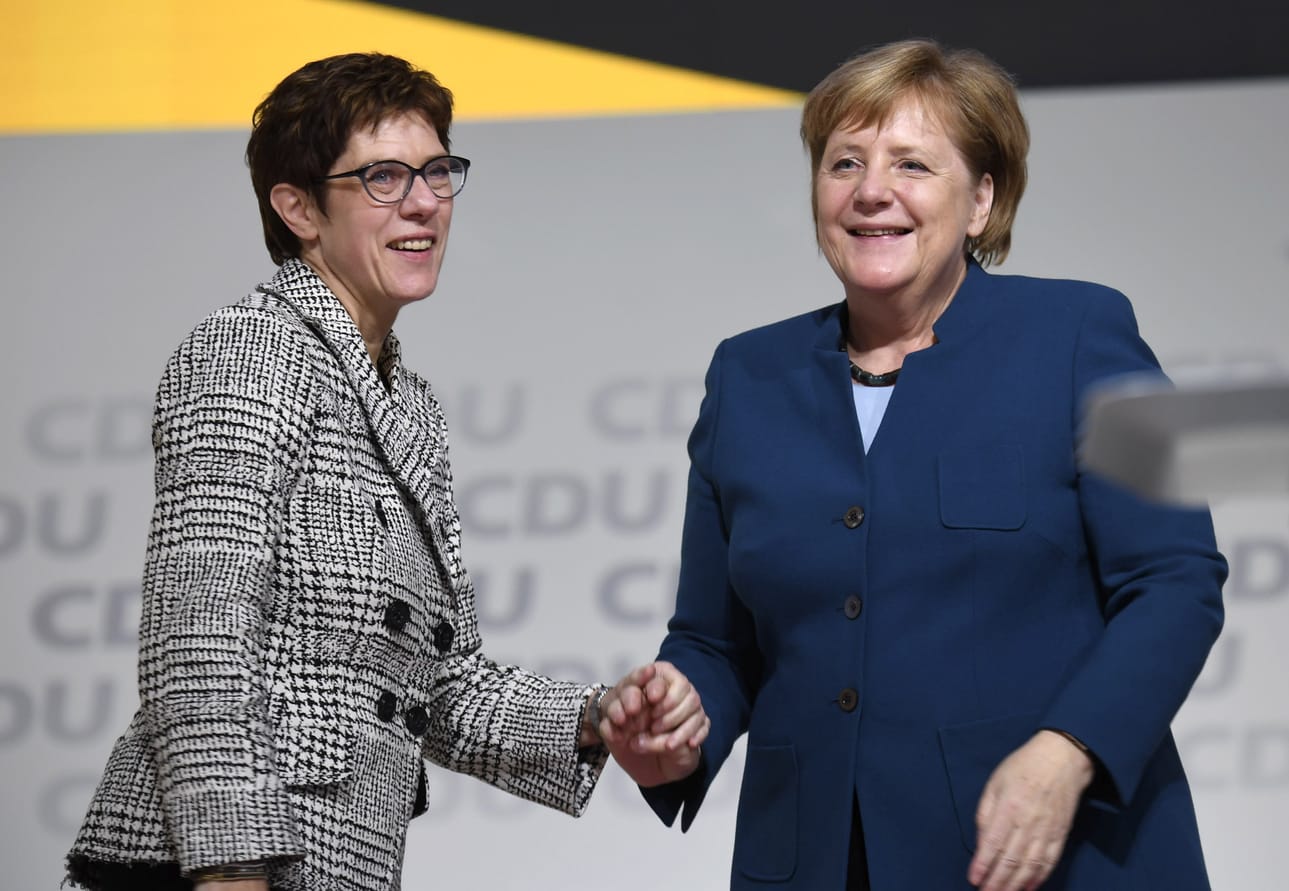 Annegret Kramp-Karrenbauer (vas.) seuraa Angela Merkeliä Saksan kristillisdemokraattien puheenjohtajana. Hänet valittiin tehtäväänsä tänään perjantaina.