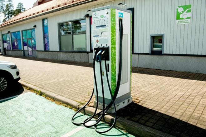 Sähköautojen latauspisteet lisääntyvät lähivuosina vauhdilla. Kuva: Lehtikuva/Mikko Stig