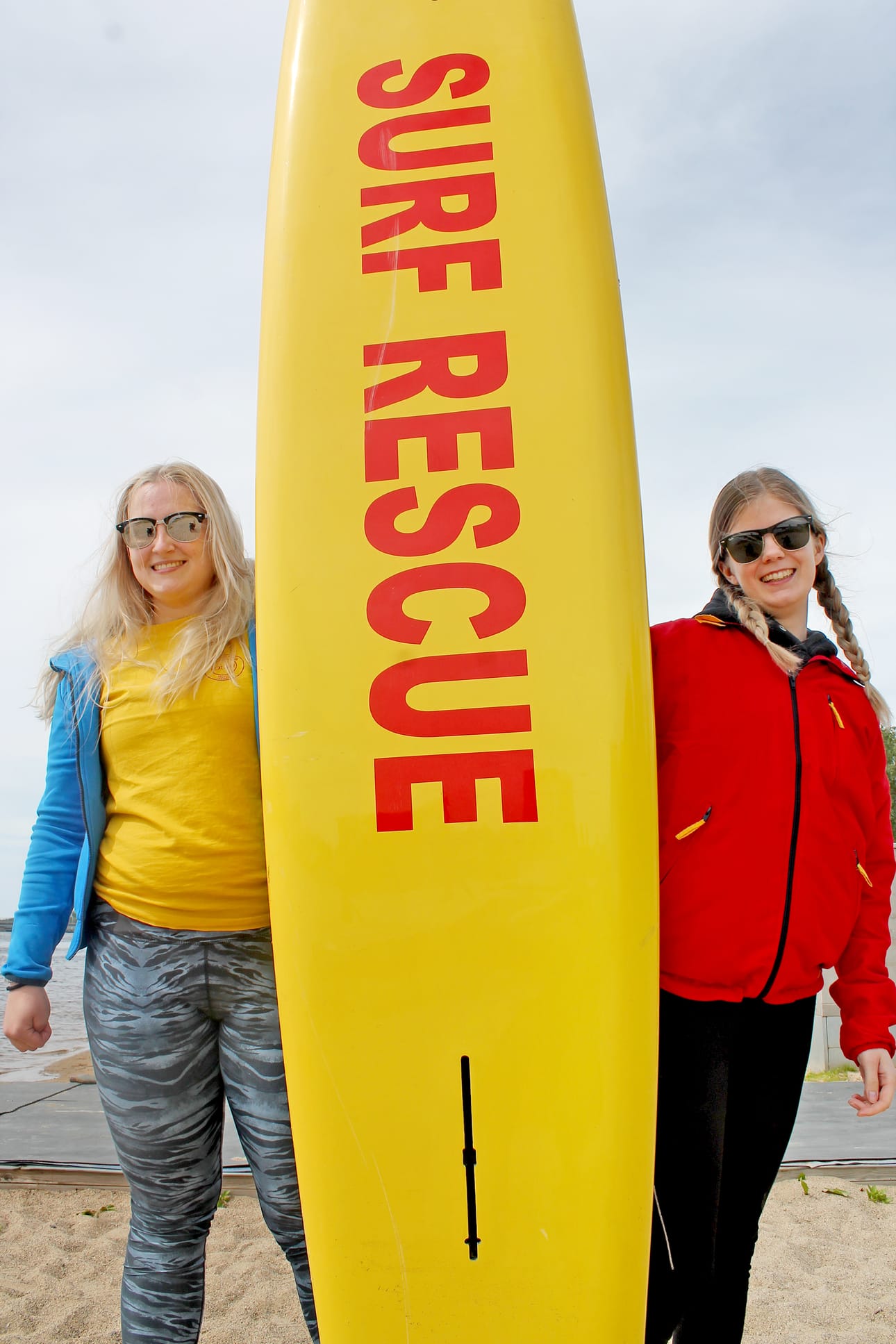 Tosipaikan tullen Karjalainen ja Konttijärvi hyppäävät surffilaudan päälle tai tarttuvat pelastusveneen airoihin. Tehtäviin kuuluu niin uimareiden auttaminen kuin tuulen viemien rantapallojen noutaminenkin.