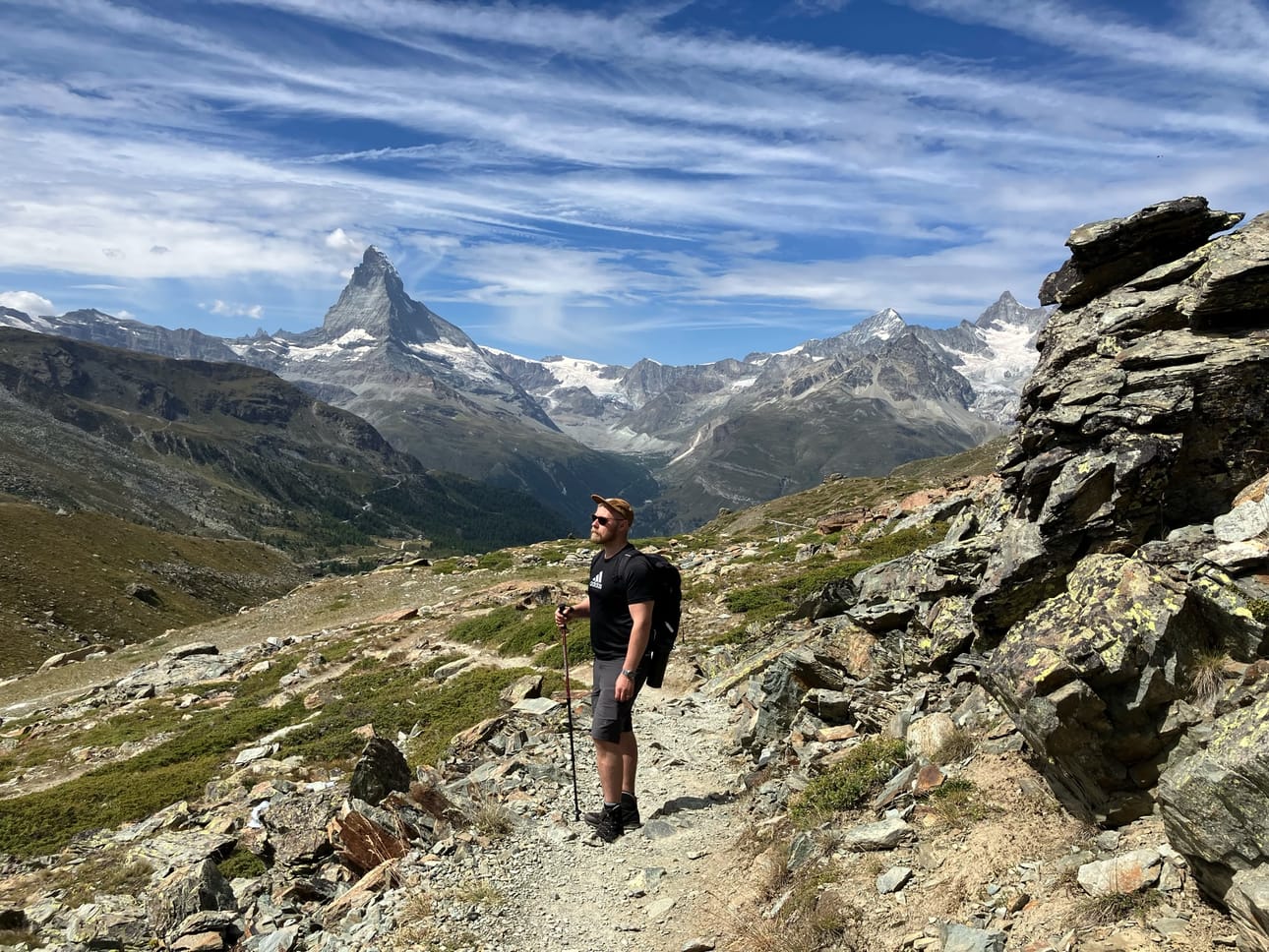 Matterhorn-vuori kohoaa taustalla, kun Janne Hautala on vaeltamassa.
