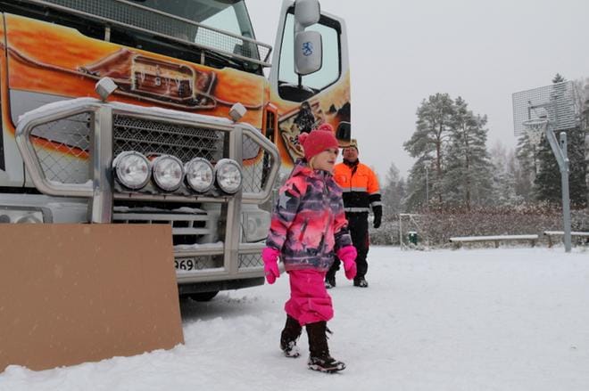 Veli-Matti Syväjärvi oli nostanut pienen ”kuljettajan” ohjaamoon, ja oli Iida Kielisen vuoro kokeilla, kuinka kauas pitää kävellä, että sisälle näkyy. KUVAT: ANU NAHKALA