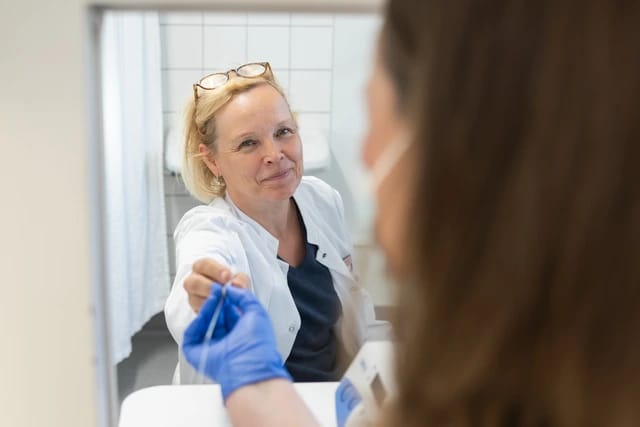 Lapsettomuuslääkäri Riitta Koivunen nauttii työstään.