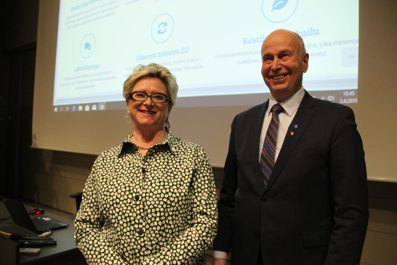 Pohjois-Pohjanmaan Kokoomuksen eurovaaliehdokas Pirkko Vihko ja Kuusamon Kokoomuksen puheenjohtaja Martti Turunen myhäilevät onnistuneen kampanjan avaustilaisuuden jälkeen.