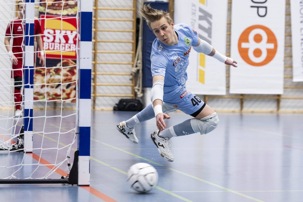 Tornion Palloveikkojen maalivahti Tatu Tallavaara oli torjunnoillaan kotijoukkueen voiton takuumiehiä.