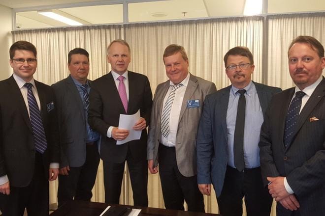 Mikko Ollikainen, Ove Bergman, Kjell Heir ja Rainer Bystedt luovuttivat kirjelmän ministeri Jari Lepälle (keskellä) keskiviikkona. Oikealla kansanedustaja Mats Nylund.