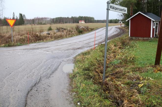 Asukkaat tietävät, että yksityistielain muutosten takia valtiolta ei voi odottaa avustusta tien kunnostamiseen, ellei tiekuntaa ole perustettu. KUVA: ANU NAHKALA