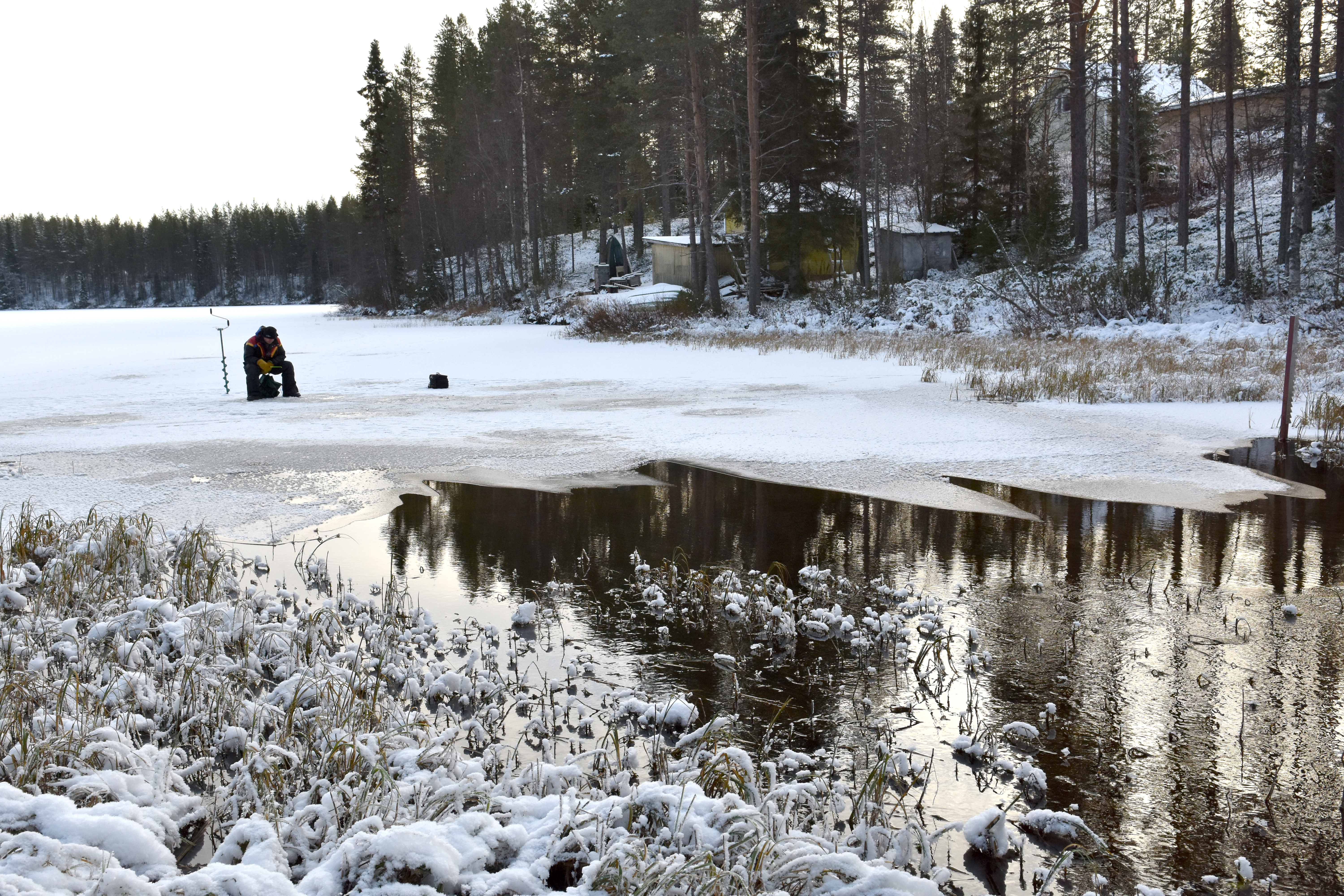 Jarmo Kämäräinen nykytteli siian toivossa Saapunkijoen niskalla. Viime syksynä hän rysysi jäistä läpi.
