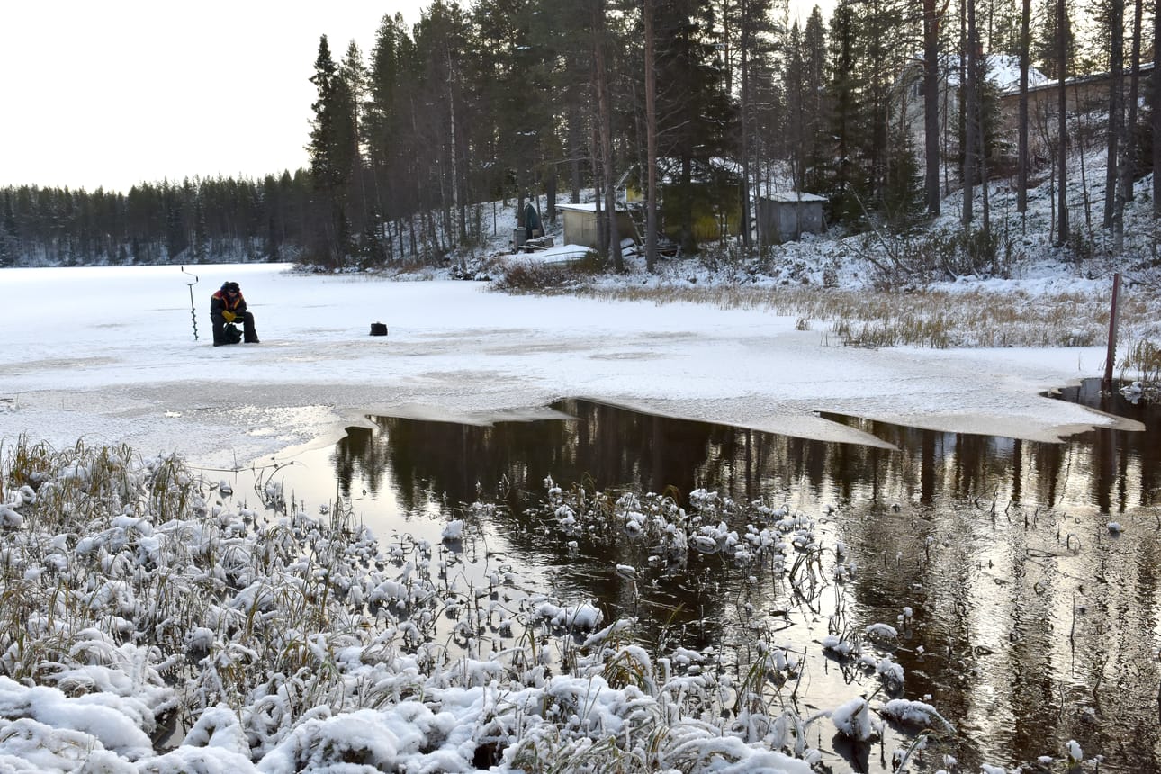Jarmo Kämäräinen nykytteli siian toivossa Saapunkijoen niskalla. Viime syksynä hän rysysi jäistä läpi.