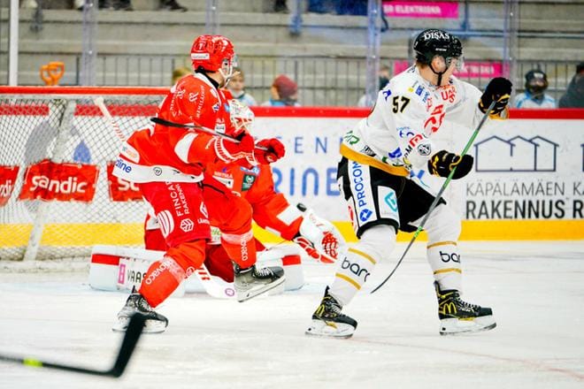 Maalivahti Niko Hovinen ja puolustaja Aleksi Mäkelä olivat Kärppien Arttu Hyryn suunnitelmien tiellä keskiviikon liigaottelussa Vaasassa. Kuva: Samppa Toivonen / Apollo Photo