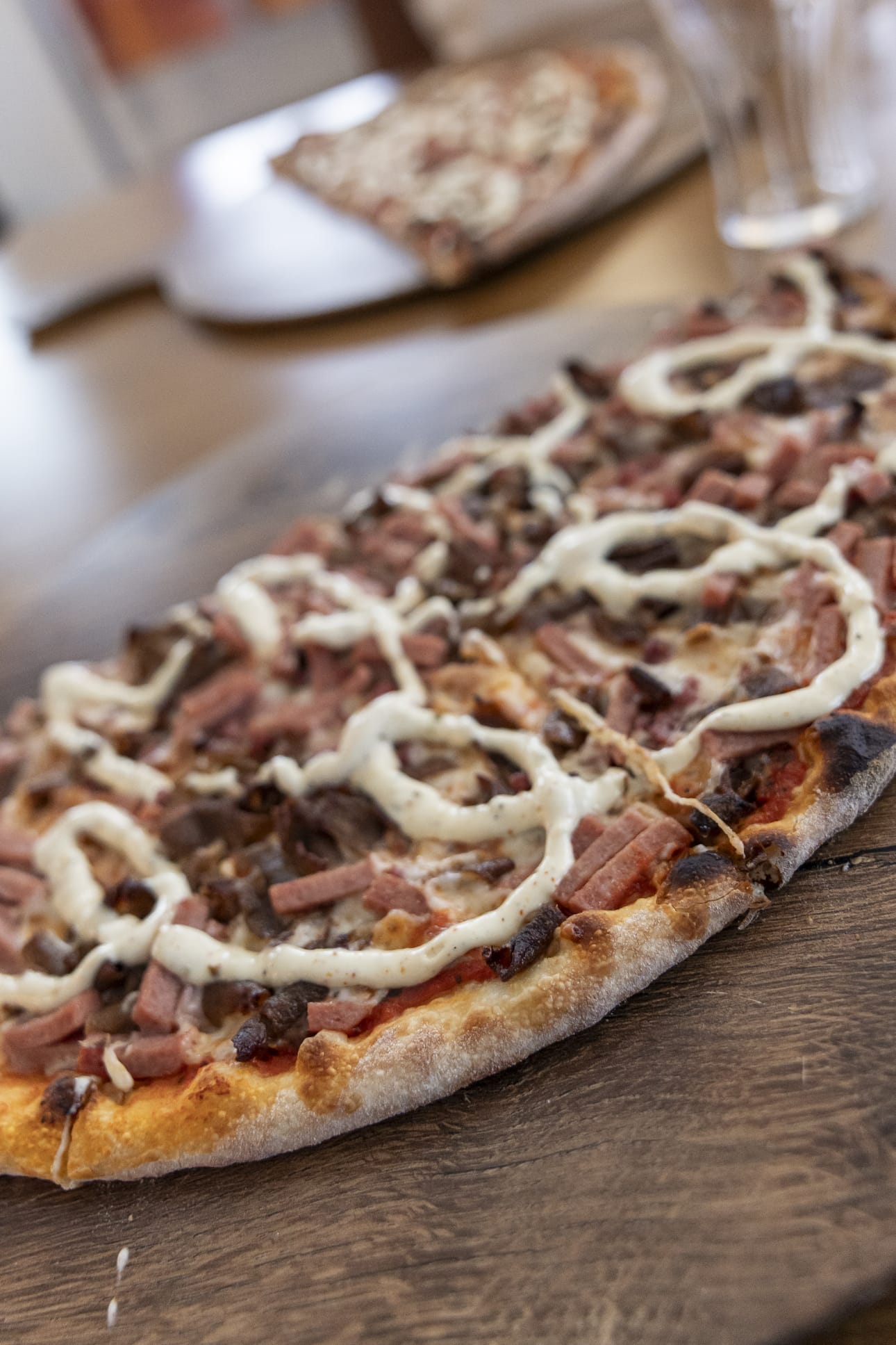 Siinä olisi sitä Alatiinoa. Majoneesilla ja kolmella eri lihalla kuorrutettu pizza on Finlandianon ehdoton vetonaula.