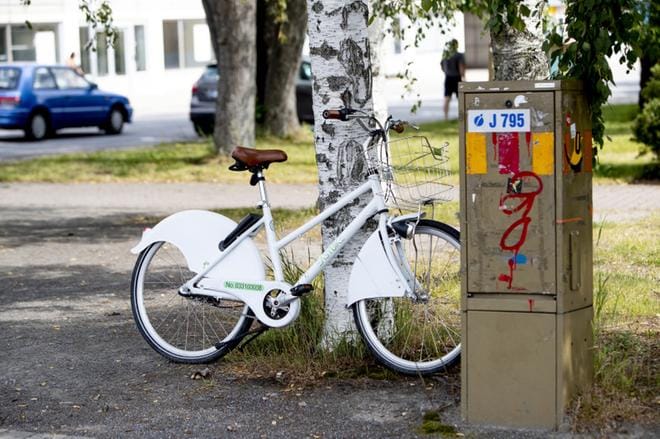 Pyörät tulee jättää jollekin puhelinsovelluksen kartalla näkyvistä asemista. Jos pyörän lukitsee muualle, siitä voi seurata käyttäjälle 10 euron suuruinen sakkomaksu. Kuvat: Jaakko Elenius
