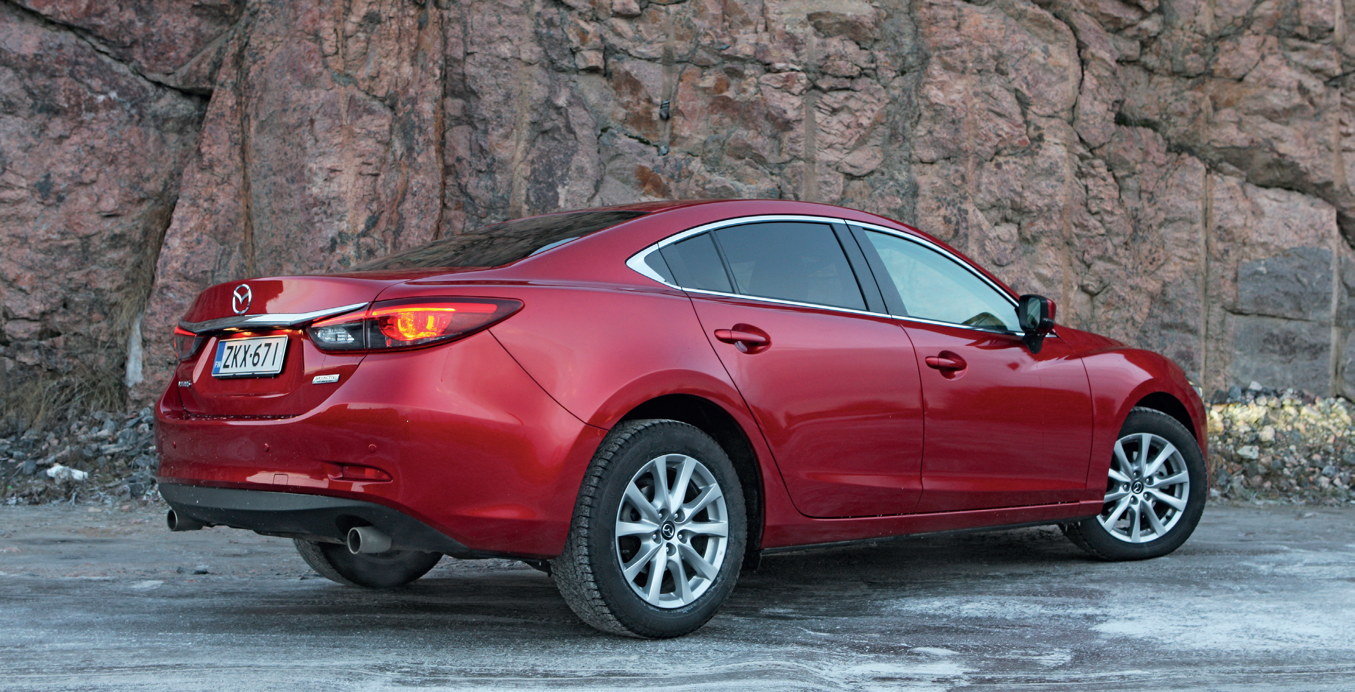 Takavalot ovat led-tyyppiset. Tuplaputket voisivat teoriassa kytkeytyä vaikka V8-mootto¬riin. Avustimiin kuuluu muun muassa risteävän liikenteen varoitusjärjestelmä.