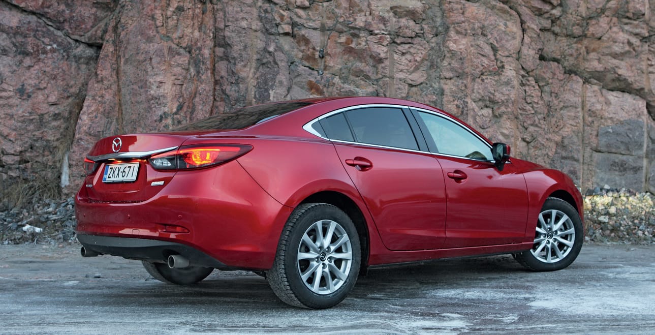 Takavalot ovat led-tyyppiset. Tuplaputket voisivat teoriassa kytkeytyä vaikka V8-mootto¬riin. Avustimiin kuuluu muun muassa risteävän liikenteen varoitusjärjestelmä.