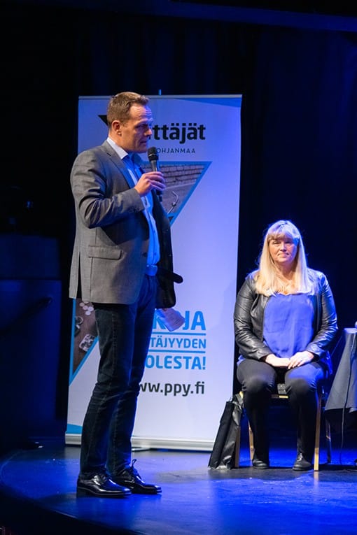 PÄÄTTÄJIEN PÄÄSYKOE. Pohjois-Pohjanmaan Yrittäjät järjesti jäsenistölle Päättäjien pääsykoe –tapahtuman, jossa tentattiin kansanedustajaehdokkaita yritystoimintaa haastavista aiheista. Kuvassa Joki ICT:n Petri Kinnunen haastamassa ehdokkaita muun muassa koulutuksen riittävyydestä ja etätyöskentelyn mahdollisuuksien lisäämisestä.