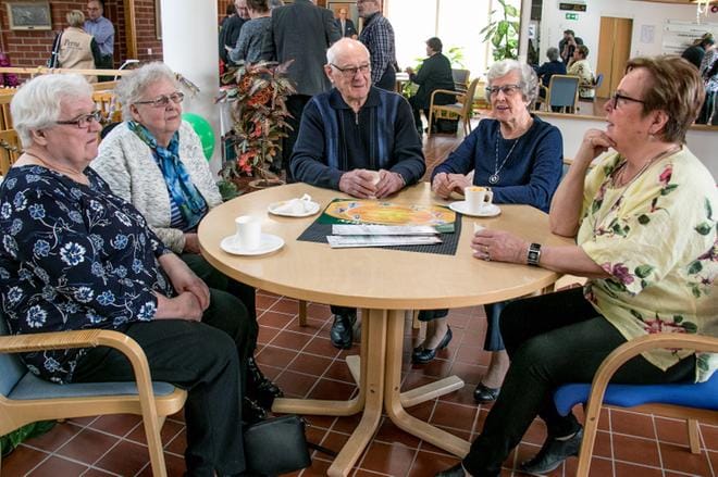 Raili Rajamäki (vasemmalla), Elma Yli-Rahnasto, Pekka Kotipelto, Marjatta Kotipelto ja Hilkka Puisto tunnistavat kotona vaanivat vaarat. Kenellekään heistä ei ole kuitenkaan koskaan sattunut mitään. KUVA: JORMA HAVULA