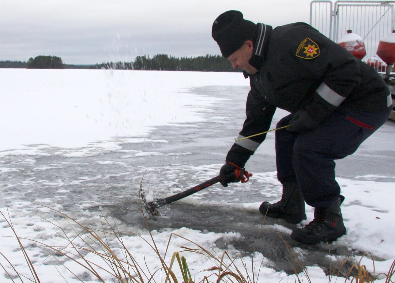 Jää on tikkumaista, haurasta. Ei siis ollenkaan teräsjäätä, joka kantaa ihmistä, Posionjärvellä sairaalanrannassa jään vahvuuden maanantaina mitannut Ali Mattila sanoo.