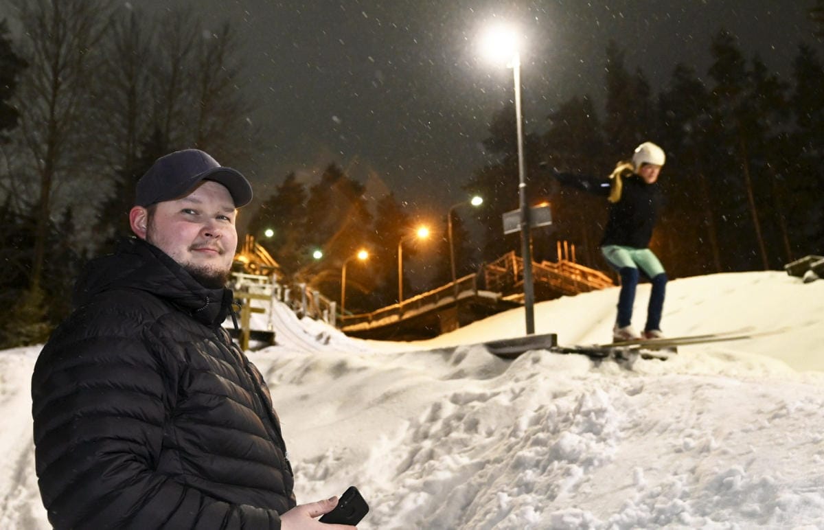 Terhi Keskinen hyppää Lahden Hiihtoseuran junioreiden ja aikuisten mäkihyppyharjoituksissa Lahdessa. Aviomies Janne Keskinen seuraa rinteen laidalla. LEHTIKUVA / Vesa Moilanen