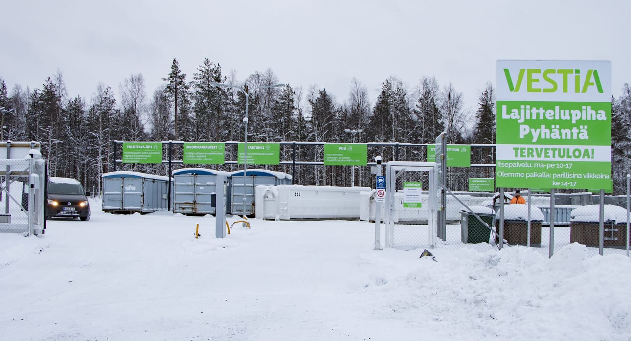 Vestian hallituksessa on jäsenet Pyhännältä ja Siikalatvalta. Kuva talvelta, kun Vestia avasi Pyhännälle jätteiden lajittelupihan 11. helmikuuta.
