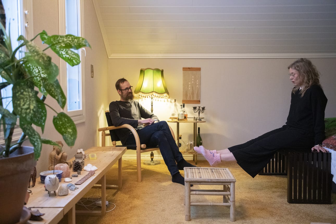 Parin suosikkihuone on yläkerran makuuhuone, josta löytyy myös kanttorin konjakkinurkkaus. Huoneessa on nukuttu hyvin, Kinnunen sanoo. – Hiljaista täällä on.