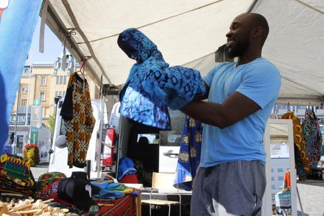 Francis Oyeyiola myy kojussaan länsi-afrikkalaisia esineitä. Hän kertoo, että kauppiaita tulee paikalle lähialueiden lisäksi Kokkolasta saakka. KUVAT: JUUSO LINDBERG