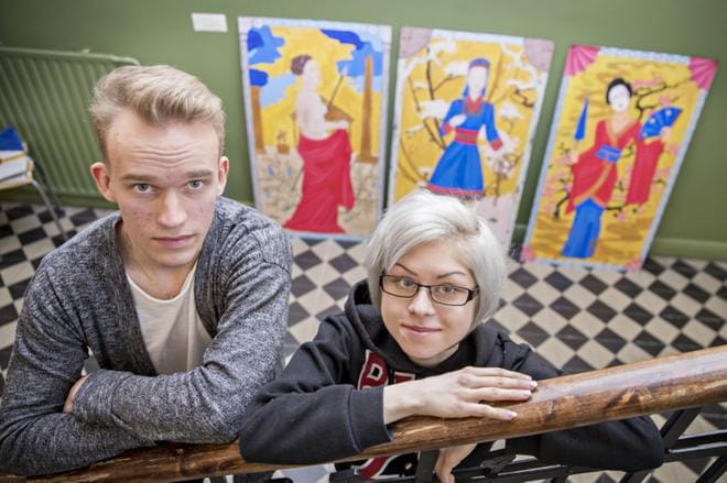 Toni Kemppainen ja Johanna Kylén edustavat kielten opiskelun kahta suuntausta: vain pakollisia kieliä lukeva Toni Kemppainen yleistyvää ja neljää kieltä opiskeleva Kylén yhä harvinaisemmaksi käyvää. Oulun Suomalaisen Yhteiskoulun lukion toisen vuoden opiskelijat arvelevat kielten jäävän alakynteen, koska lukio teettää muutenkin paljon töitä. KUVA: Jukka-Pekka Moilanen