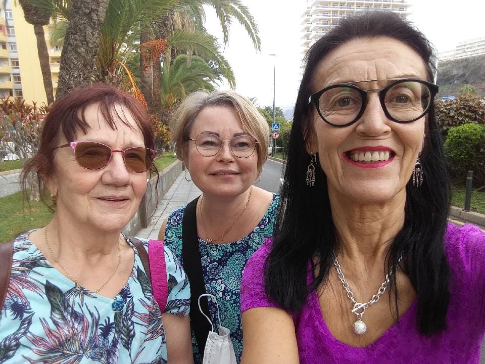 Sirkka Määtän johdolla Kaisa Nivala ja Sointu Veivo selvittivät itsensä koronapaperi- ja muiden uusien matkustuskuvioiden läpi itsensä Teneriffalle ja Puerto de la Cruziin.