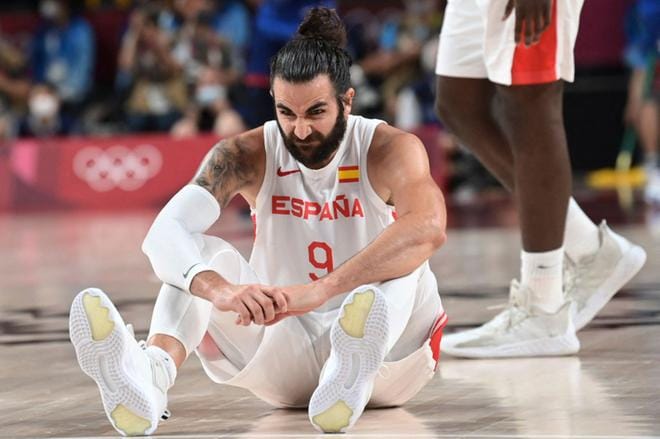Miten tässä näin kävi, miettii kentän pinnassa Espanjan tehomies Ricky Rubio joukkueensa hävittyä olympiaturnauksen puolivälierän Espanjalle. Kuva: Lehtikuva / AFP
