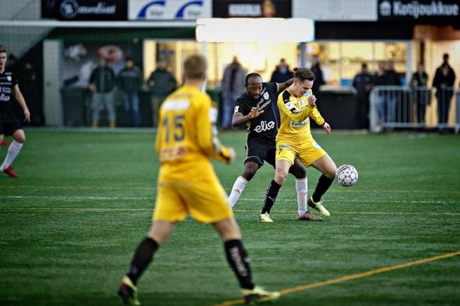 SJK:n Reuben Ayarna ja VPS:n Juha Hakola ottivat reilu viikko sitten yhteen Suomen cupissa. Kuva: Tomi Kosonen