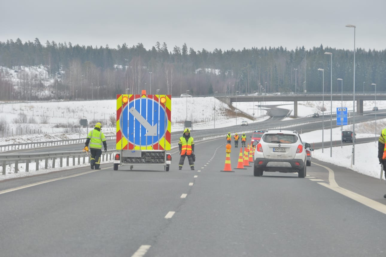 Moottoritie on suljettu tapahtumapaikan kohdalla.
