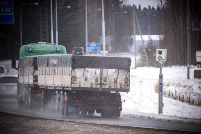 Viime vuonna poliisi käytti liikennevalvontaan 517 henkilötyövuotta, josta raskaan liikenteen valvontaan kului 44 henkilötyövuotta. KUVA: Ari-Matti Ruuska