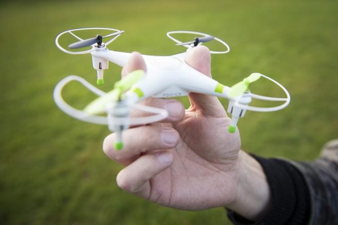 Lentävistä droneista on paljon iloa ja hyötyä, mutta vastuuton lennättäminen voi aiheuttaa vaaratilanteita. Arkistokuva. Kuvan drone ei liity vastuuttomaan lennättämiseen. KUVA: ERIIKA AHOPELTO