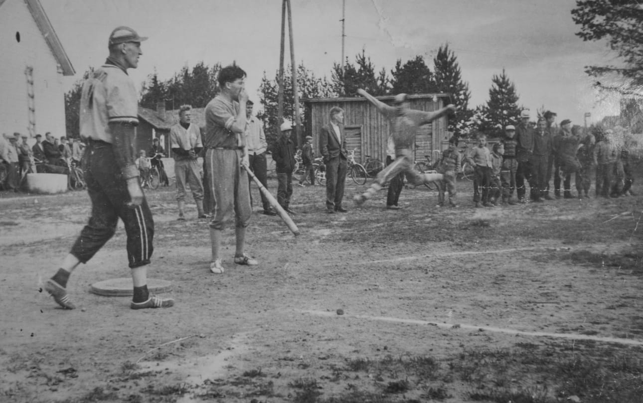 Kirin Eero Leppänen tuomassa juoksua Raimo Anttilan lyönnistä. Syöttäjänä Vihannin Urheilijoiden Pyörälä. Kuva on vuodelta 1955.