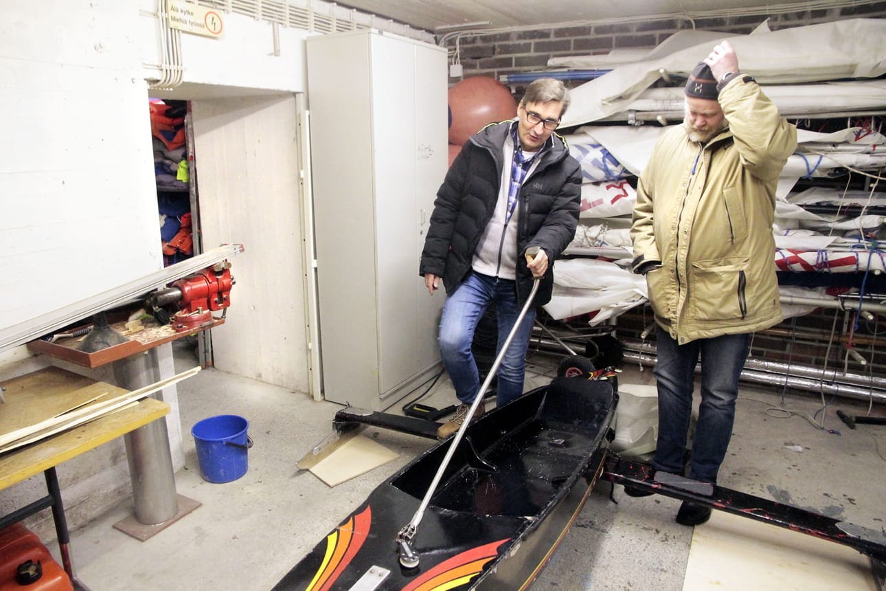 Pertti Reinikainen (vas.) ja Mika Ahonen pääsevät päivittämään 1970-luvulla rakennetun DN-jääpurren entistä ehompaan kuntoon.