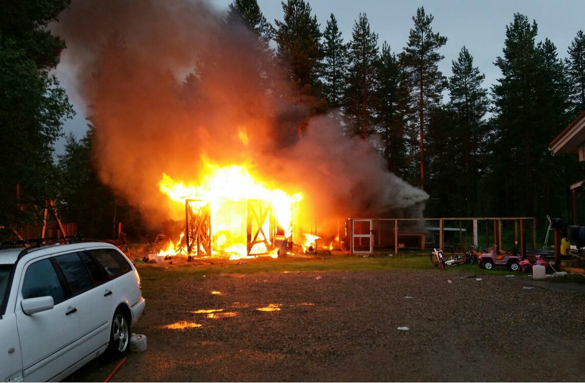 Salama iski autotalliin Pudasjärvellä. Tulipalo uhkasi levitä myös lähellä olevaan asuinrakennukseen, ja suurimmassa vaarassa oli koira-aitauksessa ollut koira.