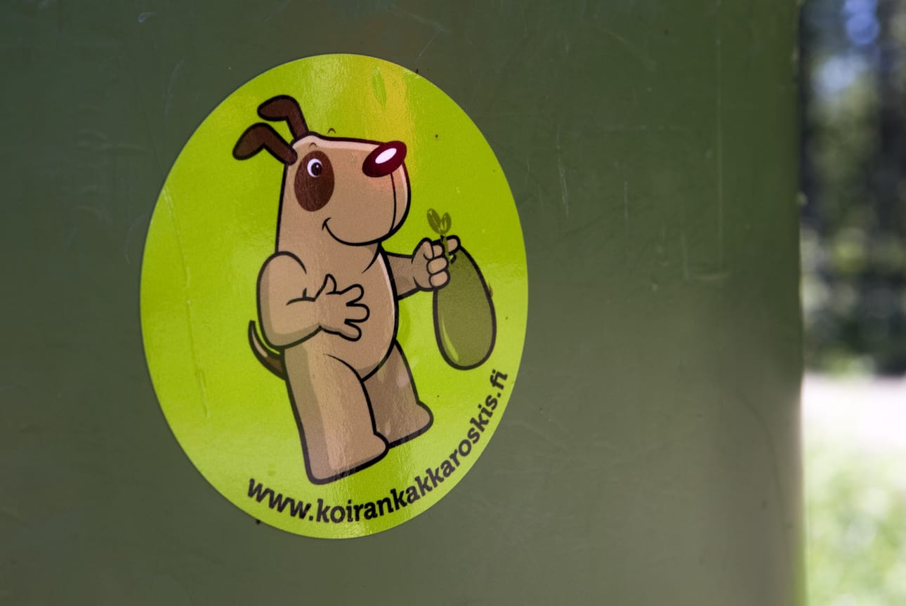 Koirankakka-tarran voi liimata omakotitalon roska-astiaan.
