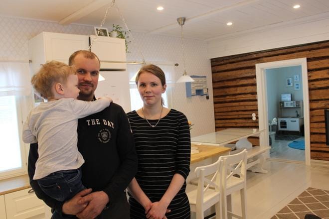 Vanhan talon korjaaja tekee uuden talon rakentajaan verrattuna kaksinkertaisen työn, sanovat Matiasta sylissään pitävä Matti Saarinen ja Emmi Saarikoski. KUVAT: LOTTA KALLIO
