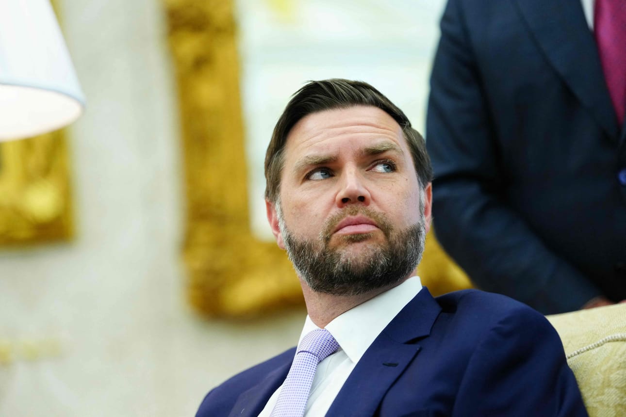 Varapresidentti J.D. Vance on sanonut, että Yhdysvallat vastaa väkivallalla, jos Iran tekee vielä uusia iskuja alueella.