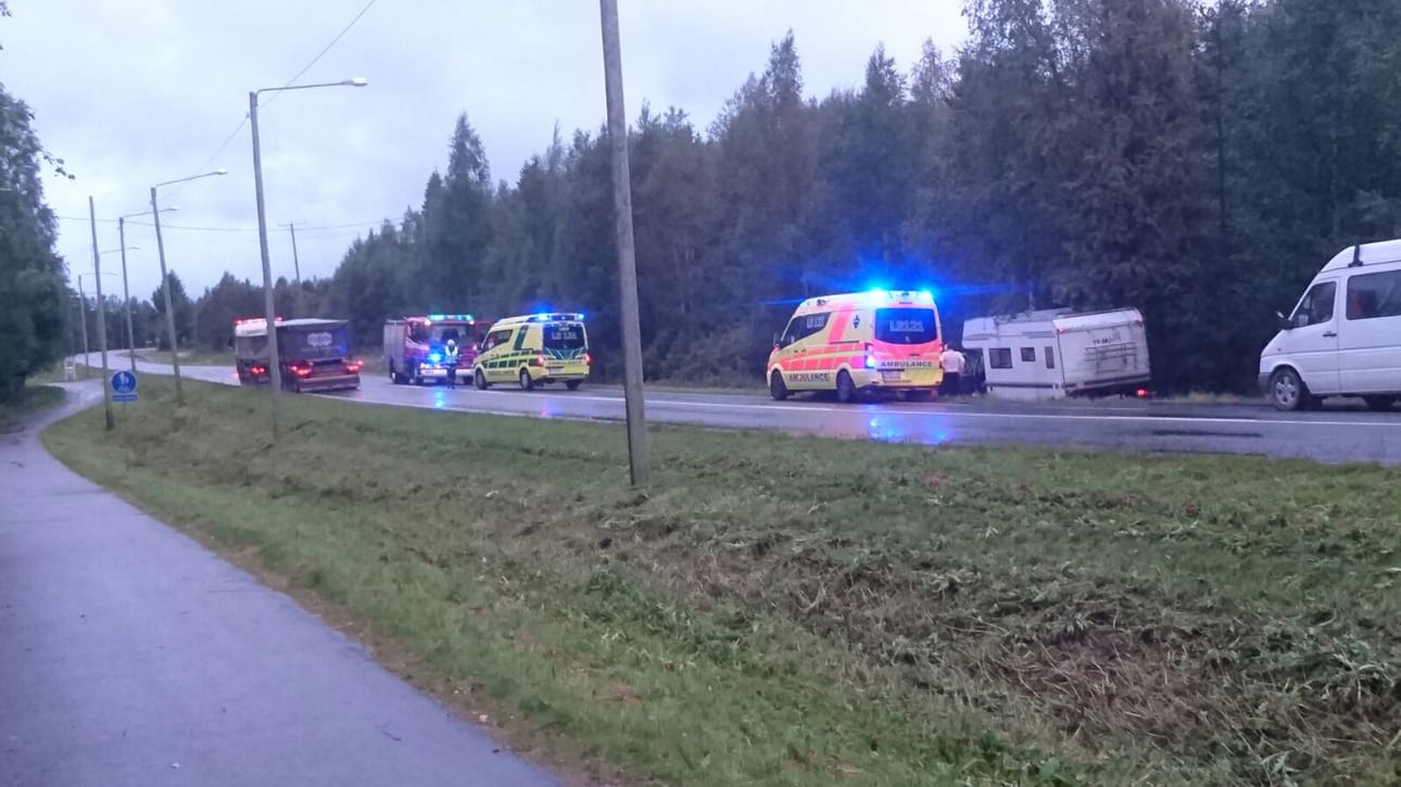Toinen ajokaista oli pelastus- ja raivaustöiden vuoksi jonkin aikaa suljettuna onnettomuuspaikalla matkailuauton suistuttua ojaan Hirvaalla perjantai-iltana.