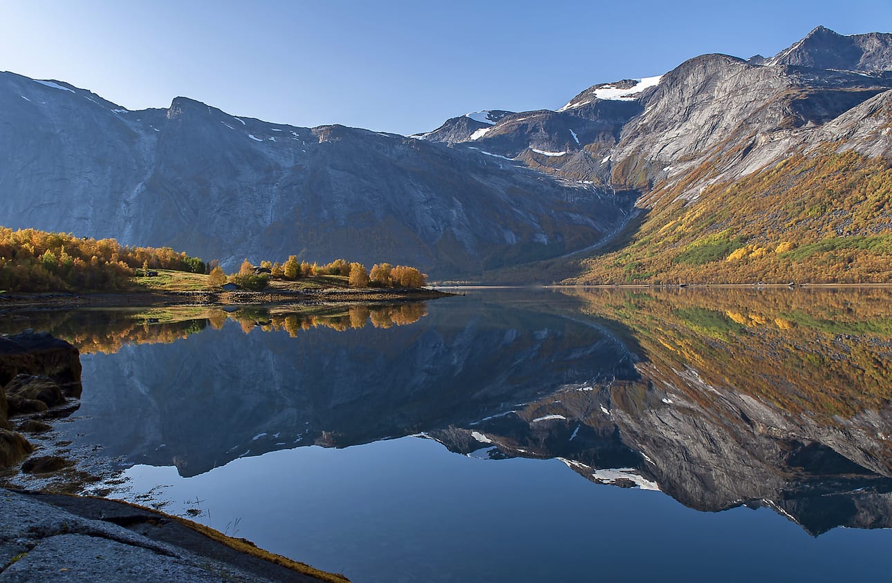 Syksyinen peilikuvajainen Sørskjomenillä.