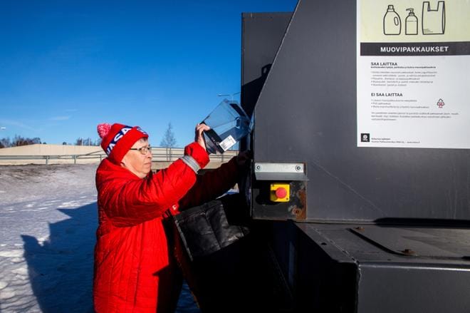 Vaasalainen Pia Österberg on kierrättänyt muoviroskia jo muutaman vuoden ajan. Hän toivoisi kierrätysluukulle koukkua, johon voisi laittaa roskakassin roikkumaan tai syöttöalustaa, johon roskat voisi kaataa ja työntää roska-astiaan. Kuvat: Paula Kaskimaa