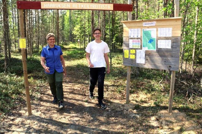 Henri Hanhimäki innostui Ruskorannan retkeilyreitistön kehittämisestä, ja hänen isoäitinsä Sisko Hanhimäki osallistui työhön tarmokkaana talkoolaisena. KUVAT: ANU NAHKALA
